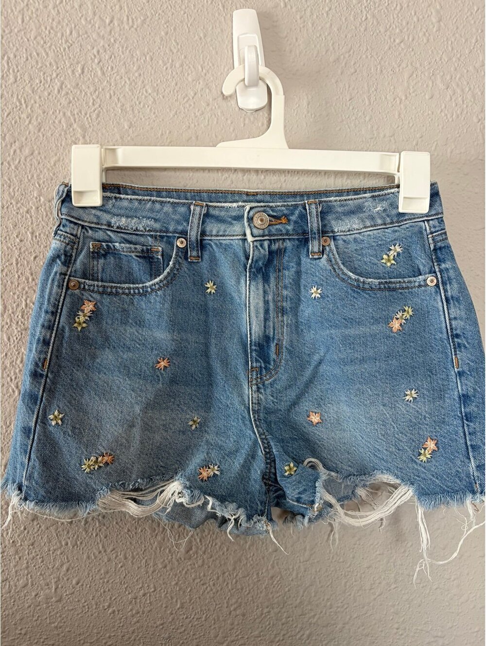 American Eagle Mom Short Embroidered Flowers size 4. 2.5in inseam